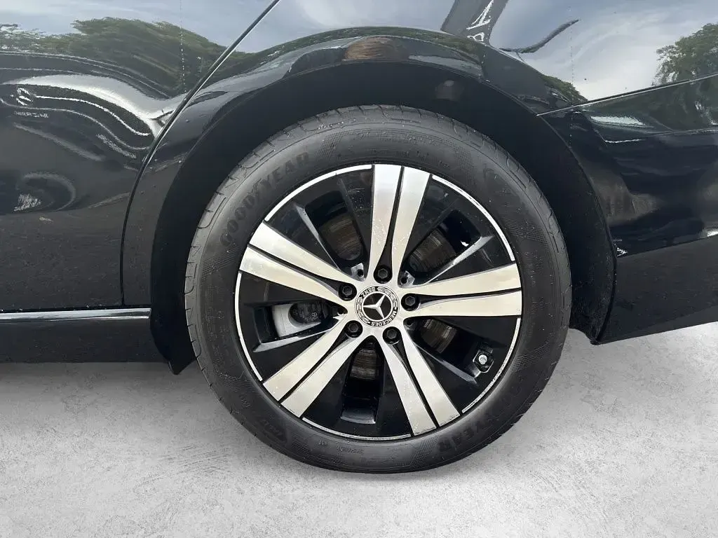 Gebraucht Mercedes C300e 313 PS (230 kW) 2023 Unilack schwarz Kombi