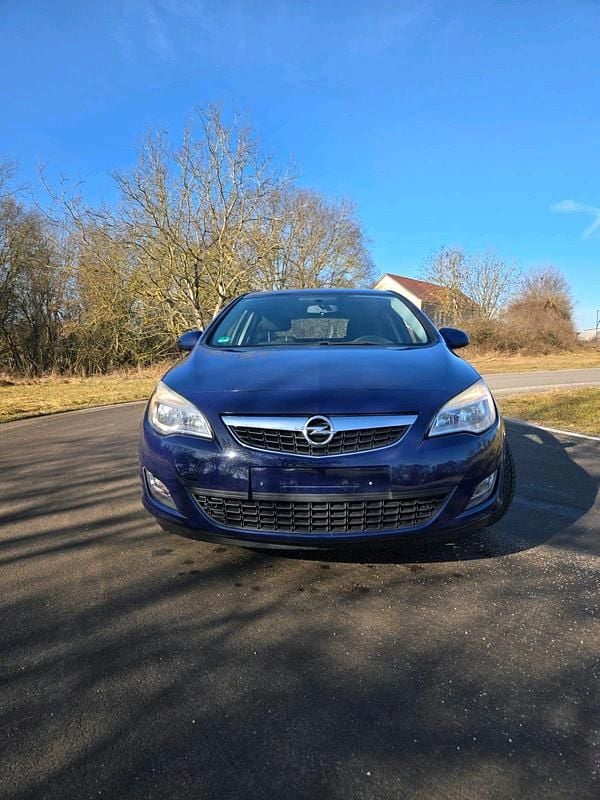 Second-hand Opel Astra 87 CP (63 kW) 2012 Albastru Hatchback