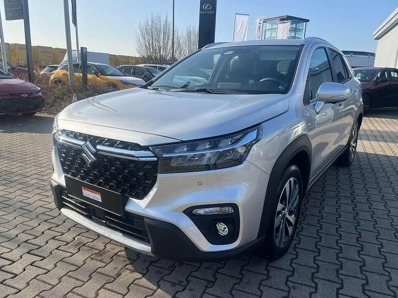 Silky silber metallic Gebraucht 2024 Suzuki SX4 S-Cross Comfort+ SUV | 24.990 € (Guter Preis) - Bild 1/4