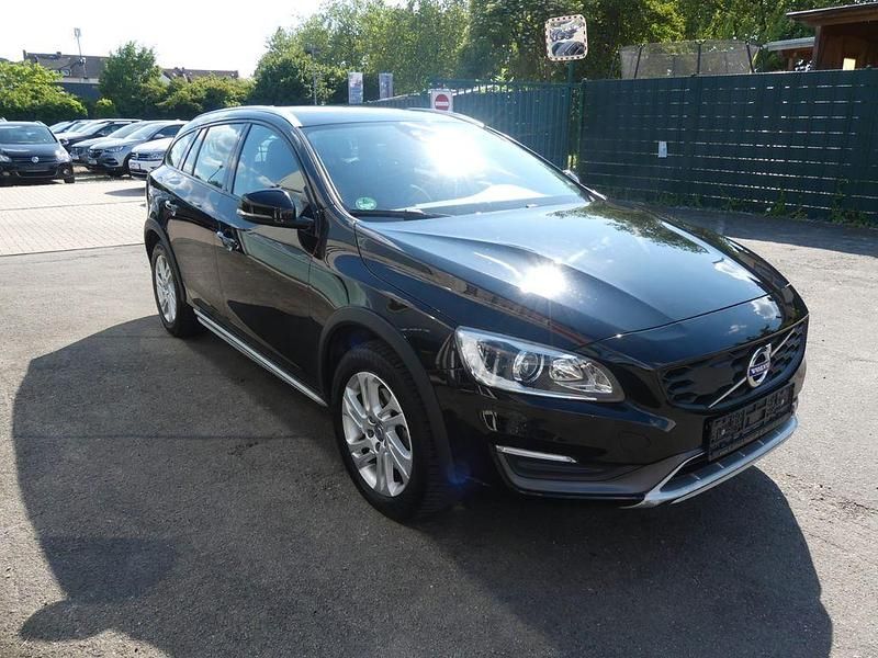 Gebraucht Volvo V60 CC Momentum 150 PS (110 kW) 2016 Schwarz Kombi