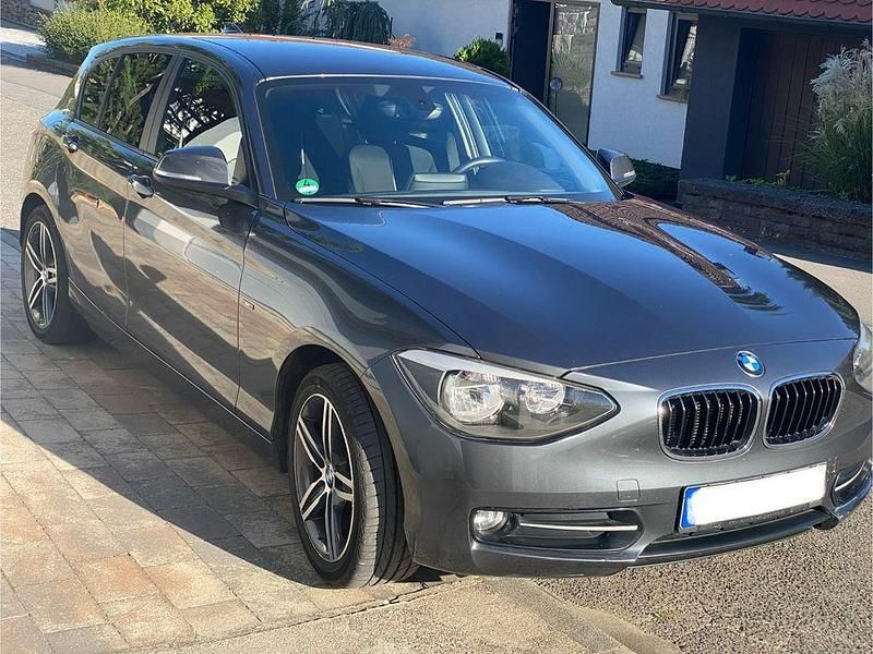 Grau Gebraucht 2015 BMW 116 Sport Line Kleinwagen | 10.500 € (Fairer Preis) - Bild 1/4