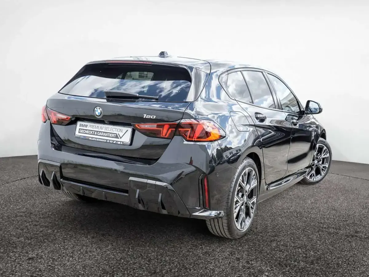 Gebraucht BMW 120 M Sport 156 PS (114 kW) 2026 Saphirschwarz Kleinwagen