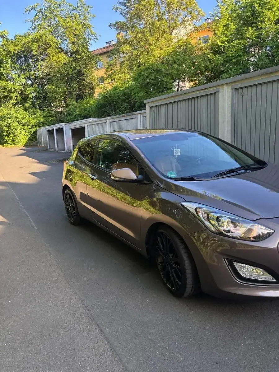 Gebraucht Hyundai i30 128 PS (94 kW) 2013 Braun Kleinwagen