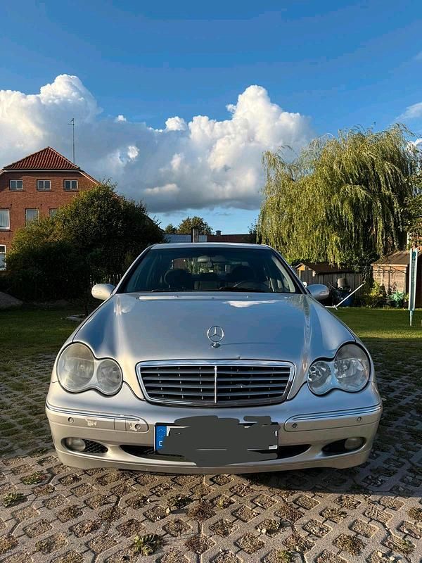 Silber Gebraucht 2005 Mercedes C270 Limousine | 1.990 € - Bild 1/4