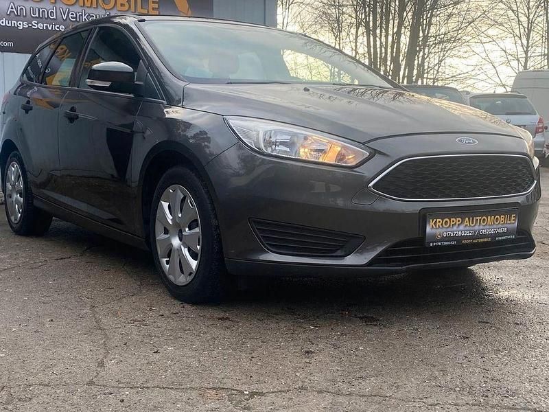 Gebraucht Ford Focus Ambiente 101 PS (74 kW) 2016 Grau Limousine