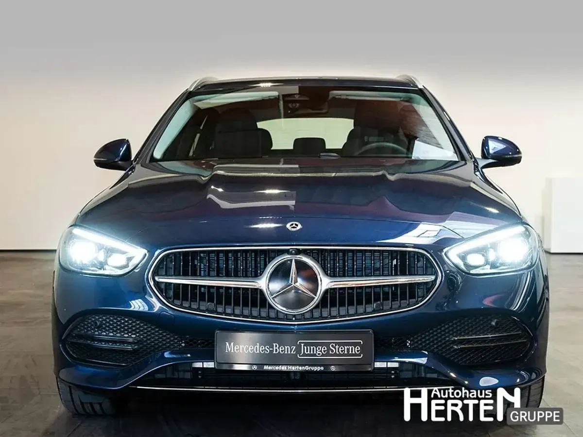 Gebraucht Mercedes C300 Avantgarde 204 PS (150 kW) 2025 Blau Limousine