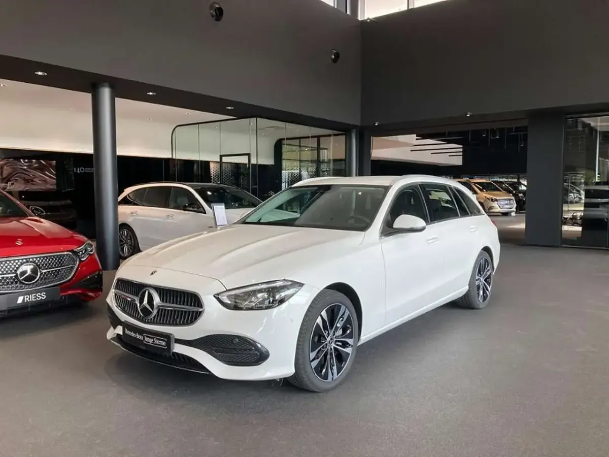 Gebraucht Mercedes C300e Avantgarde 313 PS (230 kW) 2022 Weiß Kombi