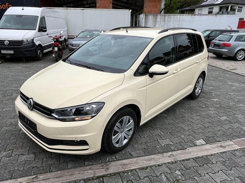 Beige Gebraucht 2018 VW Touran Van / Kleinbus | 5.890 € - Bild 1/4