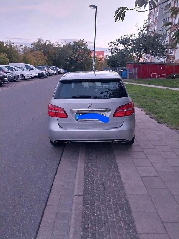 Silber Gebraucht 2016 Mercedes B200 Van / Kleinbus | 16.000 € (Fairer Preis) - Bild 1/4