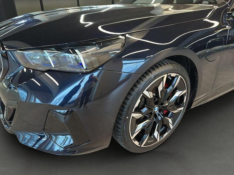 Neu BMW 550e Performance 489 PS (359 kW) 2026 Schwarz Limousine