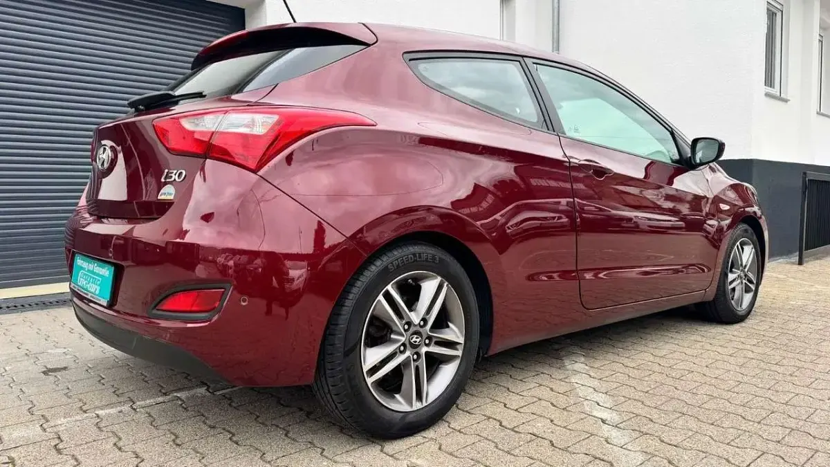 Gebraucht Hyundai i30 110 PS (80 kW) 2017 Rot Coupé