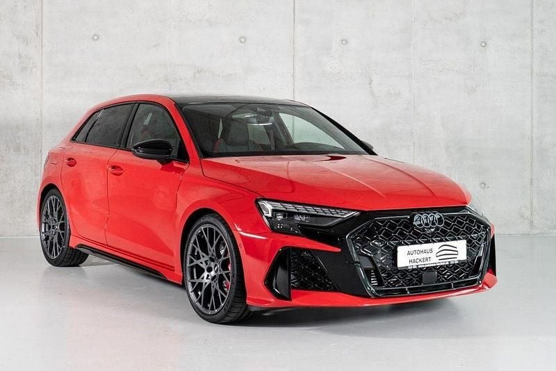Progressivrot metallic Neu 2025 Audi RS3 Sport Kleinwagen | 70.091 € (Superpreis) - Bild 1/4