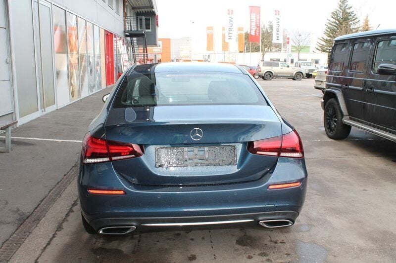 Gebraucht Mercedes A180 136 PS (100 kW) 2020 Blau Limousine