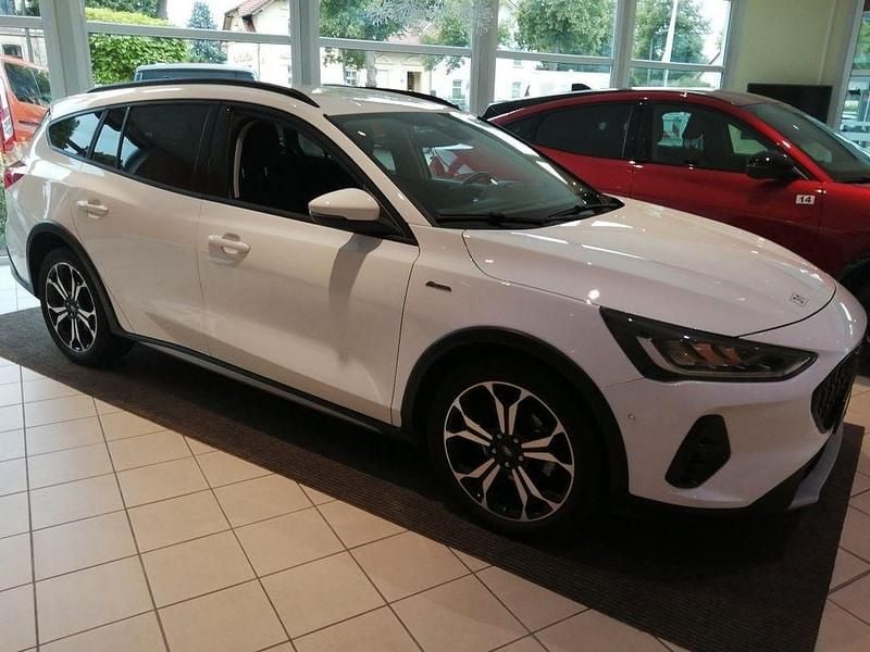 Weiß Gebraucht 2024 Ford Focus Active Limousine | 20.400 € (Guter Preis) - Bild 1/4
