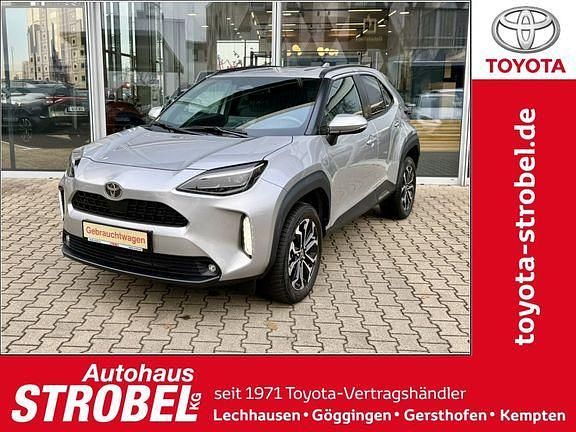 Shimmering silver metallic Gebraucht 2024 Toyota Yaris Hybrid Plus | 26.880 € (Fairer Preis) - Bild 1/4