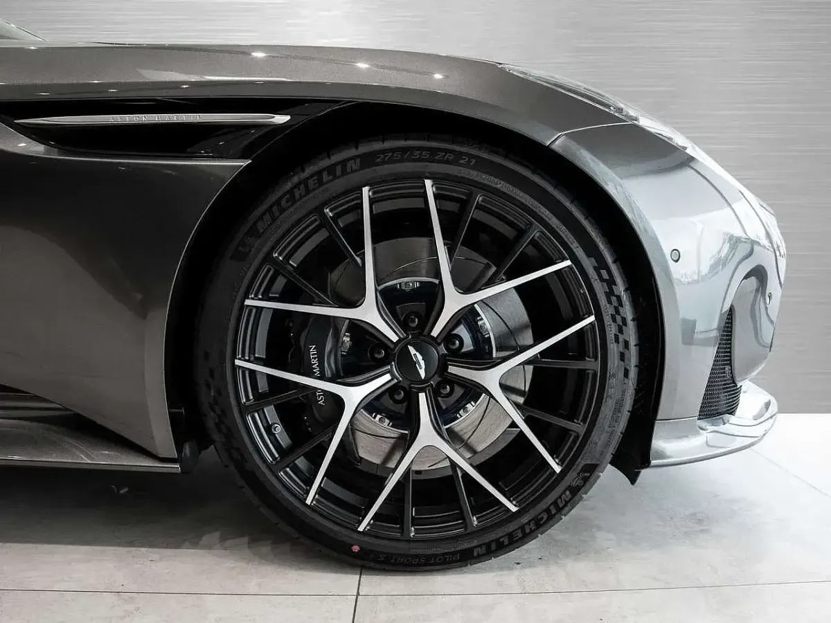 Gebraucht Aston Martin DB12 680 PS (500 kW) 2025 Magnetic silver Coupé