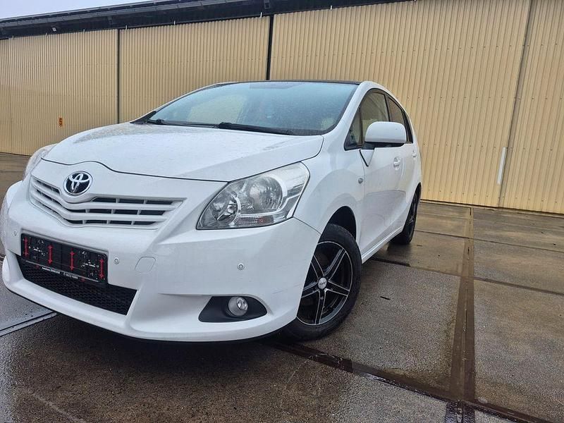 Gebraucht Toyota Verso Travel 147 PS (108 kW) 2012 Weiß Van / Kleinbus