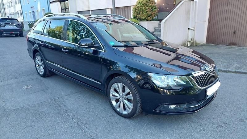 Schwarz Gebraucht 2012 Skoda Superb Kombi | 8.360 € (Guter Preis) - Bild 1/4