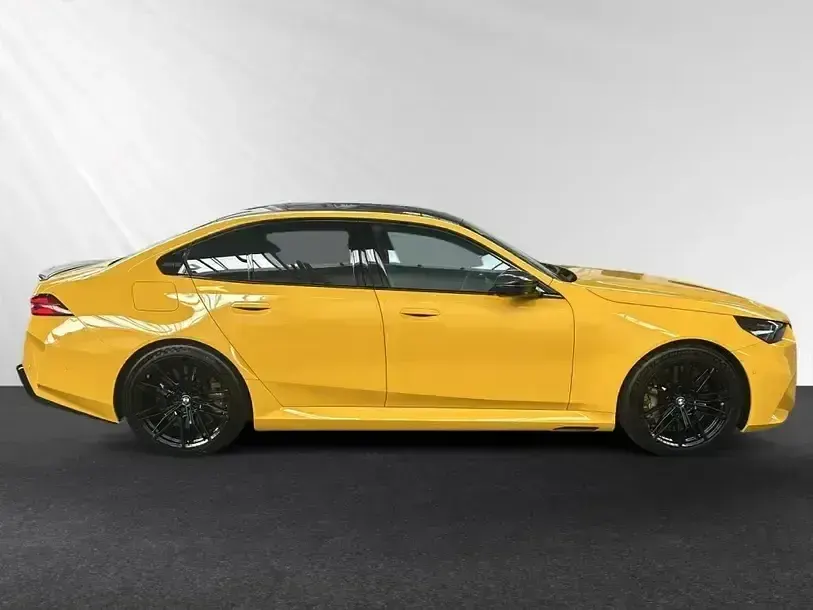 Begagnad BMW M5 Performance 727 HK (534 kW) 2024 Gul Sedan
