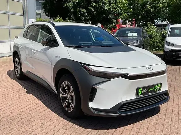 Gebraucht Toyota bZ4X Basis 150 kW (204 PS) 2023 Platinum white pearl mc. SUV
