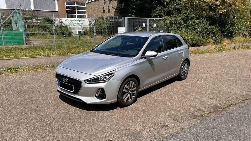Silber Gebraucht 2017 Hyundai i30 Premium Limousine | 11.690 € (Guter Preis) - Bild 1/4
