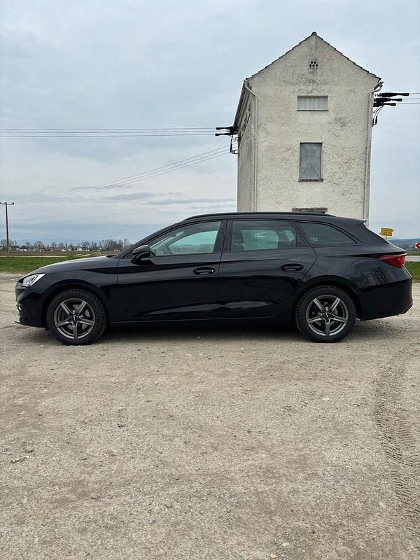 Używany Seat Leon 150 KM (110 kW) 2022 Czarny Kombi