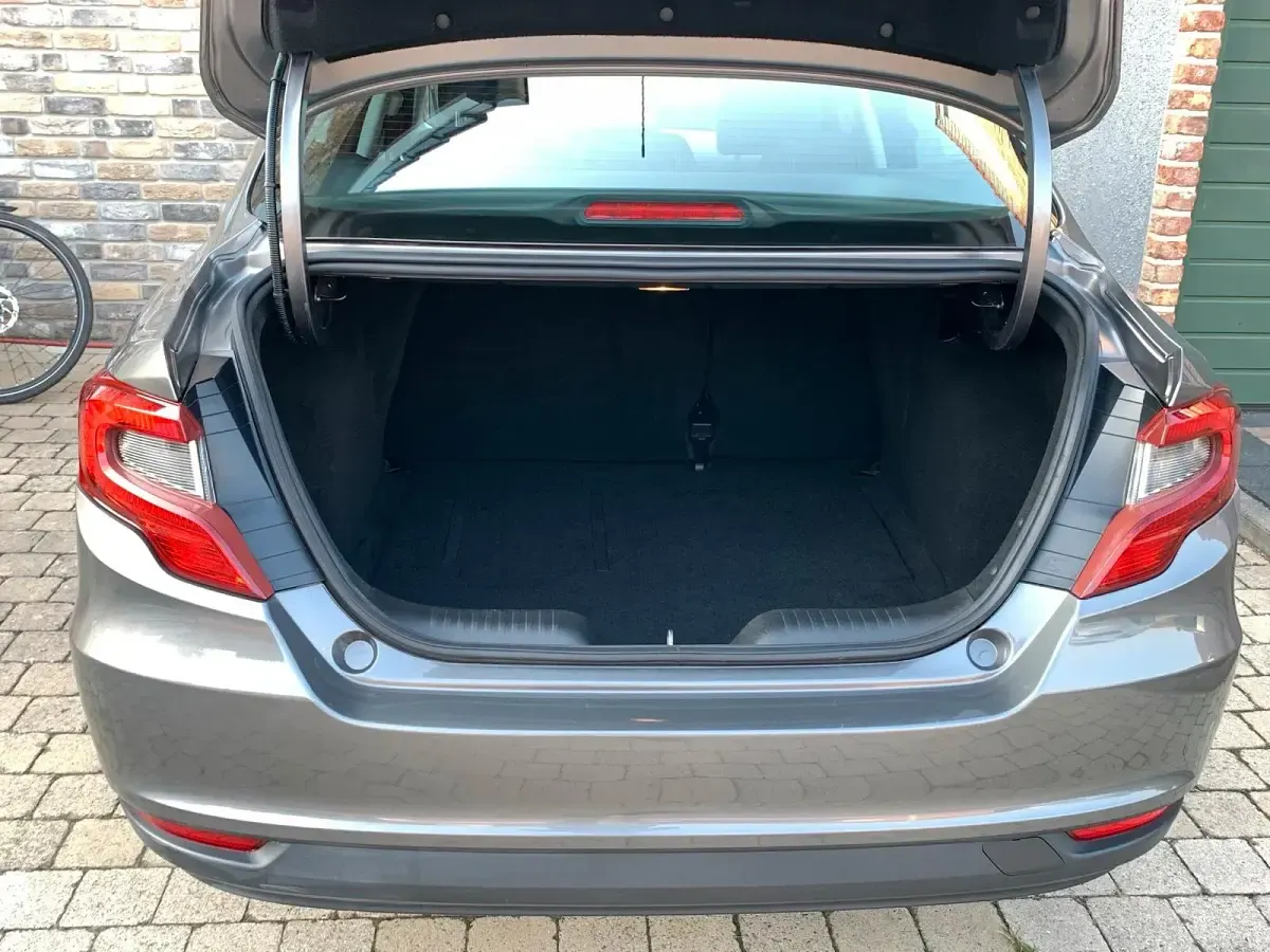 Usado Fiat Tipo 95 CV (69 kW) 2017 Gris Berlina