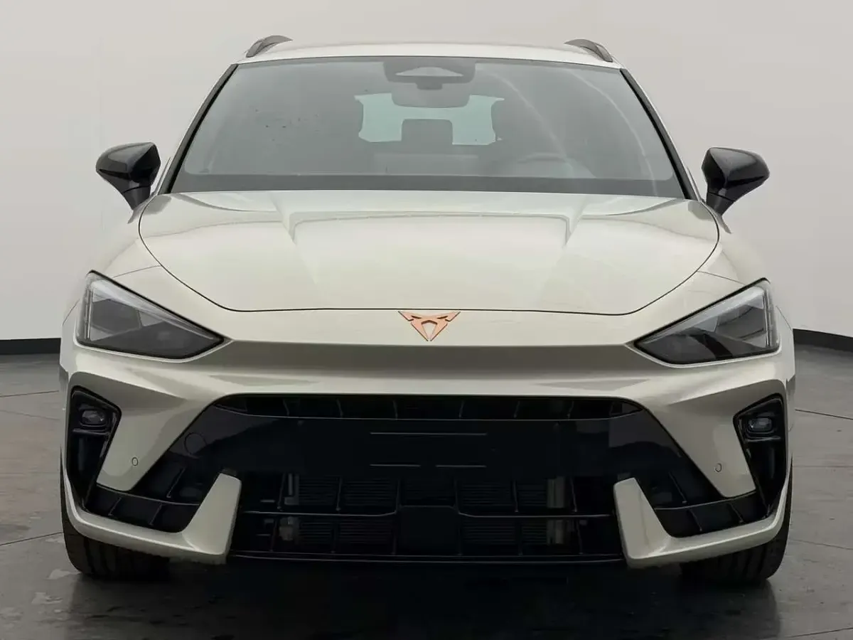Neu Cupra Leon 204 PS (150 kW) 2025 Taiga grey Kombi