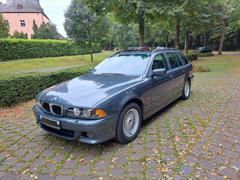 Grau Gebraucht 2002 BMW 520 Limousine | 2.000 € (Guter Preis) - Bild 1/4