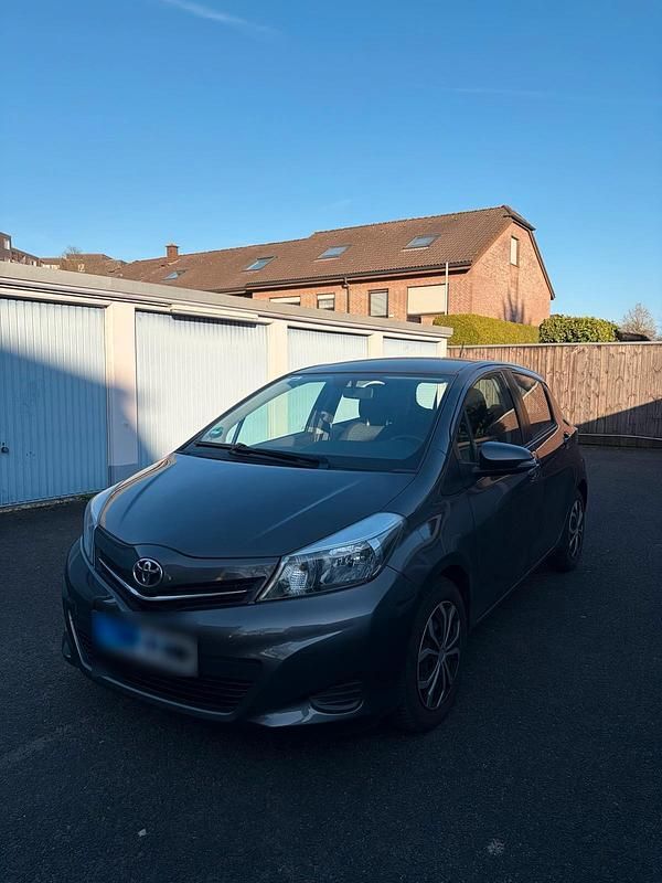 Gebraucht Toyota Yaris 69 PS (50 kW) 2014 Grau Kleinwagen