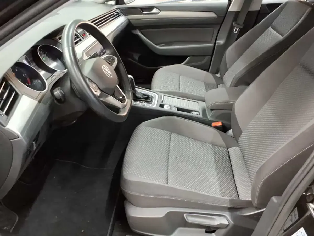 Gebraucht VW Passat 150 PS (110 kW) 2022 Mangangrau metallic Kombi