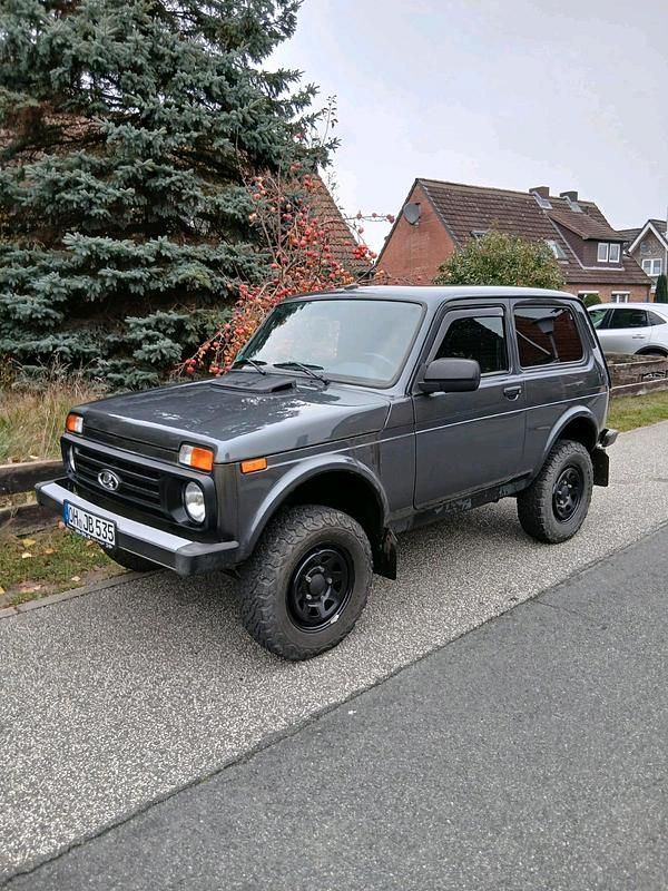 Grau Gebraucht 2024 Lada niva SUV | 16.500 € - Bild 1/2