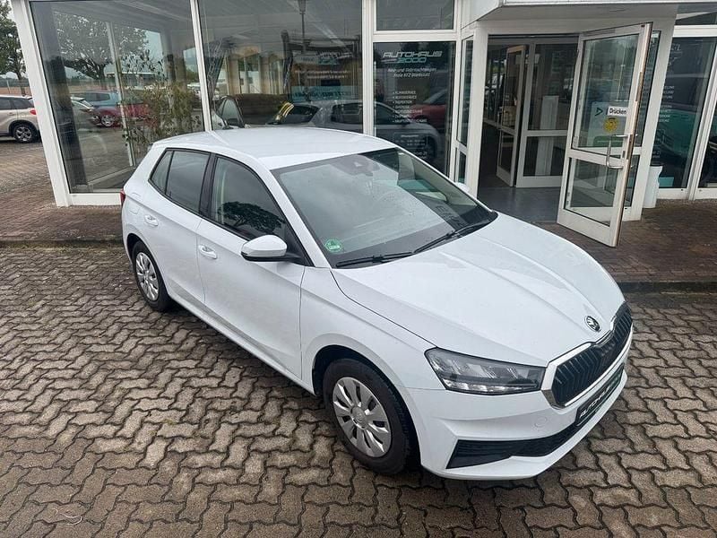 Weiß Gebraucht 2023 Skoda Fabia Selection Limousine | 17.990 € (Fairer Preis) - Bild 1/4