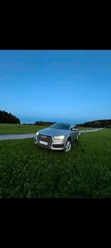 Grau Gebraucht 2016 Audi Q7 SUV | 33.200 € (Etwas zu teuer) - Bild 1/4