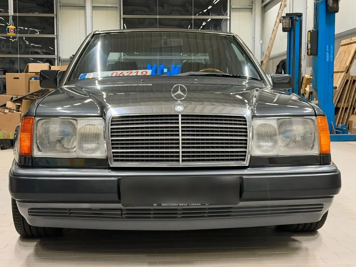 Używany Mercedes E300 180 KM (132 kW) 1990 Szary Sedan/Limuzyna