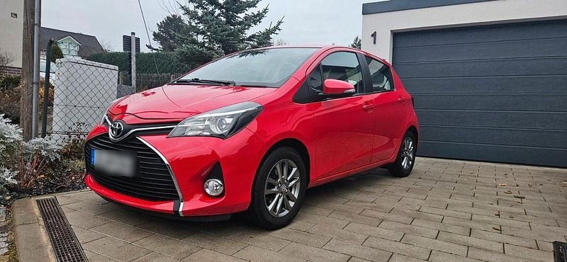 Rot Gebraucht 2015 Toyota Yaris Comfort Kleinwagen | 9.500 € (Guter Preis) - Bild 1/3