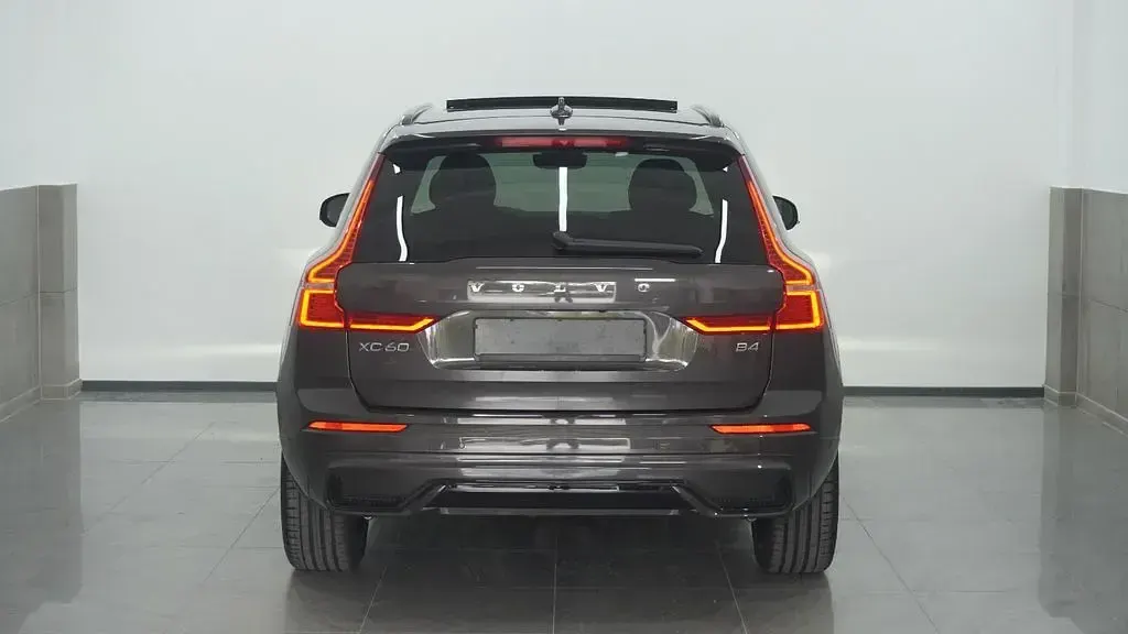 Gebraucht Volvo XC60 Plus 197 PS (144 kW) 2024 Grau SUV