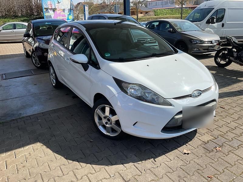 Gebraucht Ford Fiesta 80 PS (58 kW) 2009 Weiß Kleinwagen