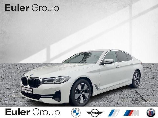 Weiss Gebraucht 2022 BMW 520 Limousine | 34.999 € (Guter Preis) - Bild 1/4