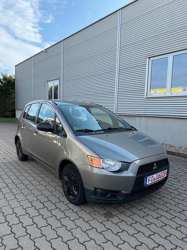 Grau Gebraucht 2009 Mitsubishi Colt Inform Kleinwagen | 3.299 € (Fairer Preis) - Bild 1/4