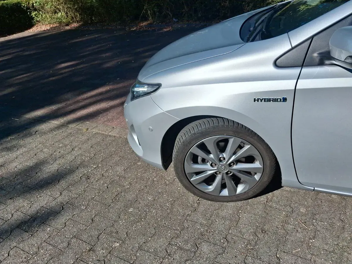 Gebraucht Toyota Auris Hybrid Executive 99 PS (72 kW) 2013 Silber Limousine