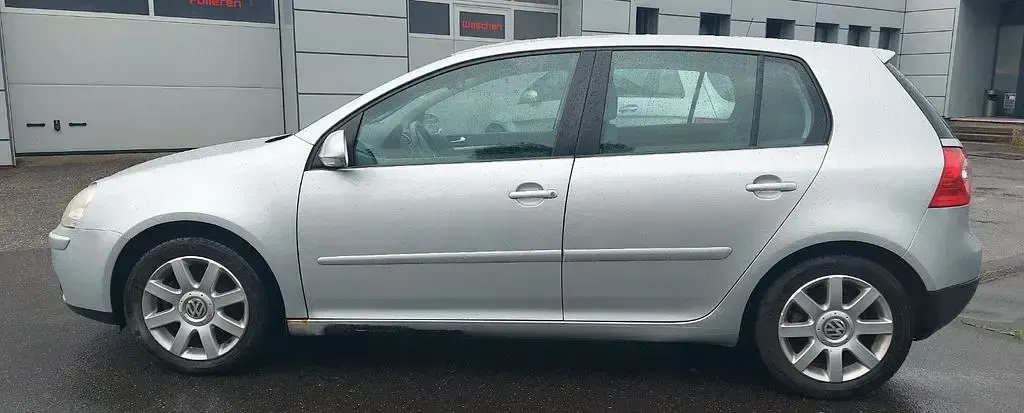 Second-hand VW Golf IV Sportline 102 CP (75 kW) 2004 Argintiu Berlinǎ