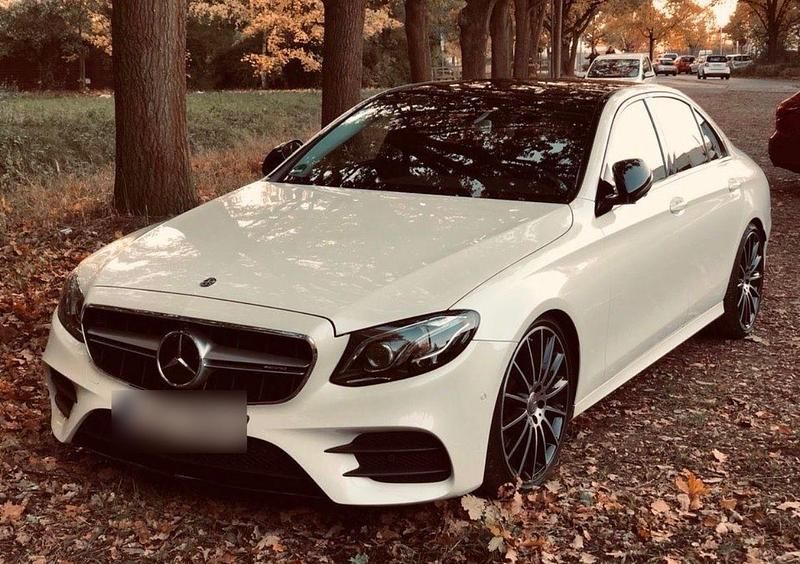 Gebraucht Mercedes E220 AMG 194 PS (142 kW) 2016 Weiß Limousine