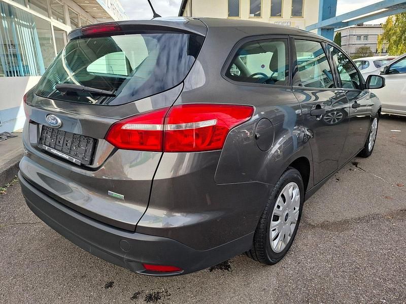 Gebraucht Ford Focus Ambiente 101 PS (74 kW) 2015 Grau Kombi