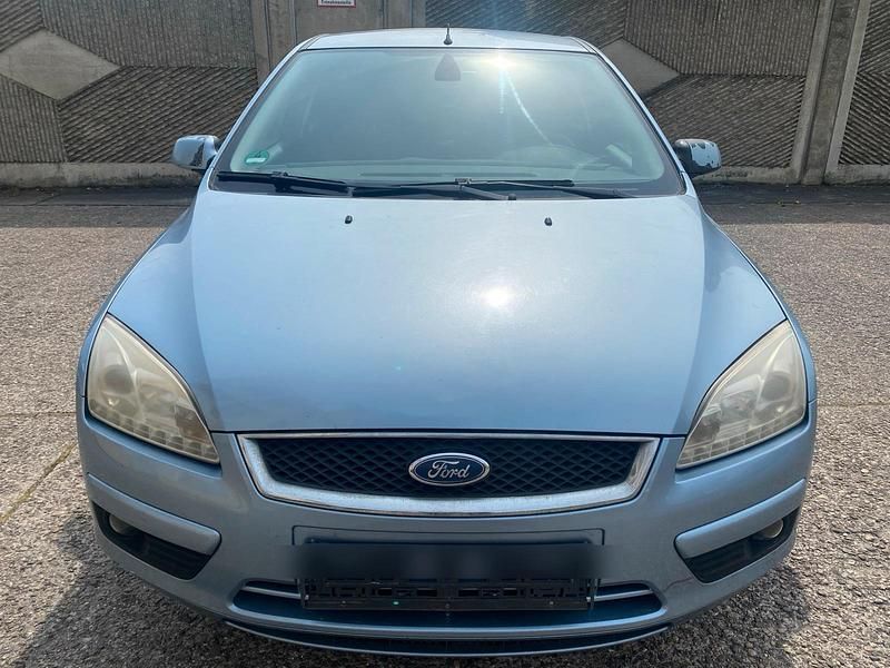 Blau Gebraucht 2005 Ford Focus Limousine | 800 € (Superpreis) - Bild 1/4