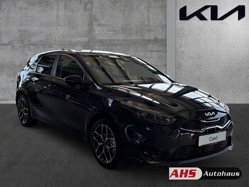 Neu Kia Ceed 140 PS (102 kW) 2025 Schwarz Kleinwagen