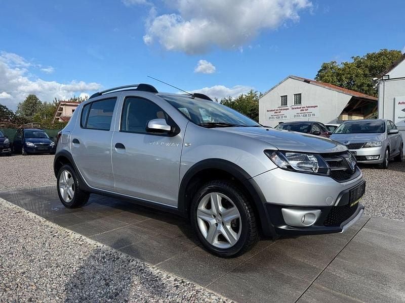 Grau Gebraucht 2015 Dacia Sandero Prestige Kleinwagen | 8.999 € (Guter Preis) - Bild 1/4