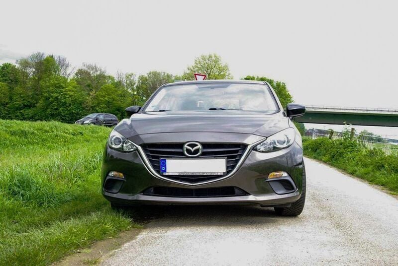 Braun Gebraucht 2015 Mazda 3 Center-Line Limousine | 9.000 € (Superpreis) - Bild 1/4