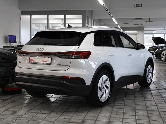 Gebraucht Audi Q4 e-tron Comfort 125 kW (170 PS) 2022 Gletscherweiß metallic SUV