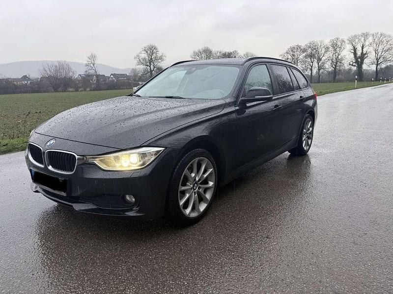Schwarz Gebraucht 2014 BMW 320 Comfort Edition Kombi | 6.950 € (Guter Preis) - Bild 1/4
